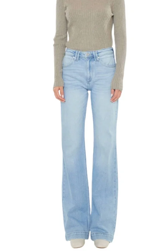 Courtni Bootcut Jeans In Light Denim