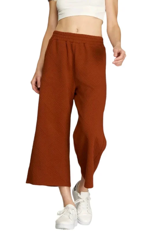 Price Blitz Elastic Waist Quilted Texture Capri Pants In Brick